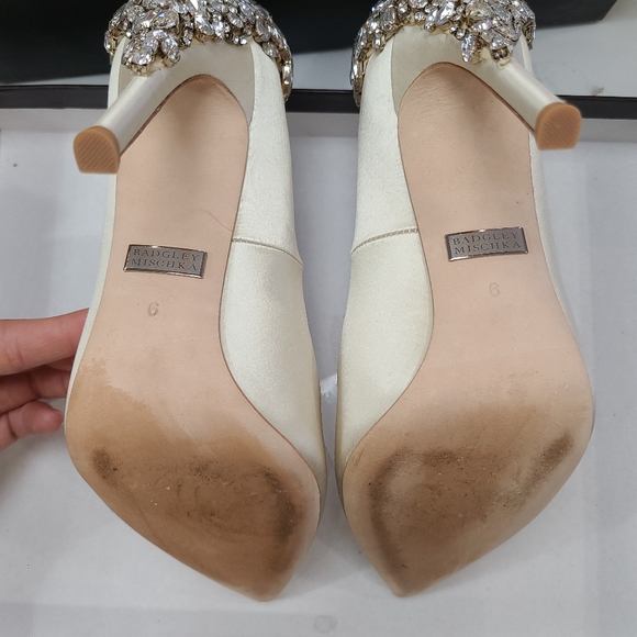 SOLD - - Badgley Mischka "Gorgeous" heels/Pumps Colour Ivory Size 6 - Picture 13 of 15